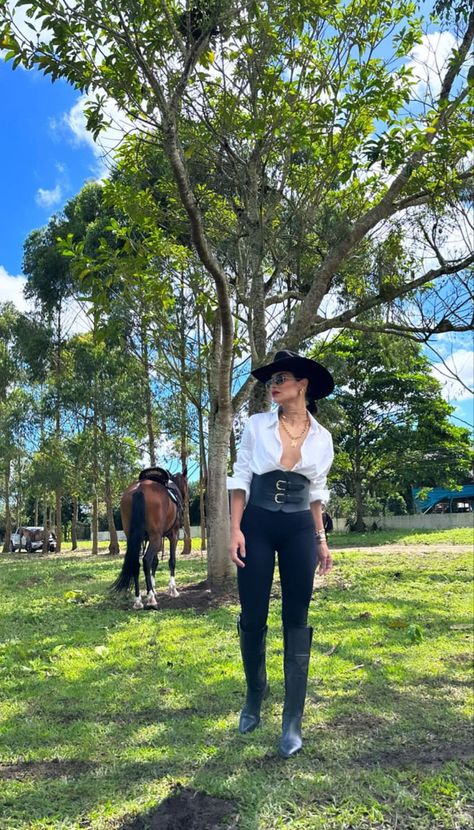 Farm Party Outfit Women, Farm Outfits Women, Look Agro, Outfit Palenque, Farm Outfit Women, Outfit Campo, Classy Cowgirl Outfits, Safari Outfit Women, Outfit Latina