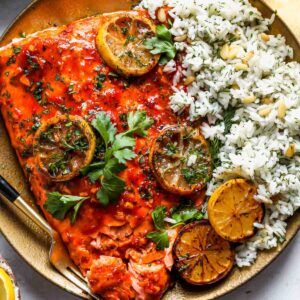 Honey-Harissa Baked Salmon with Dill Rice - Dishing Out Health Baked Salmon With Dill, Traditional Christmas Eve Dinner, Harissa Salmon, Dill Rice, Salmon With Dill, Dishing Out Health, Dill Recipes, Pesto Salmon, Salmon Seasoning