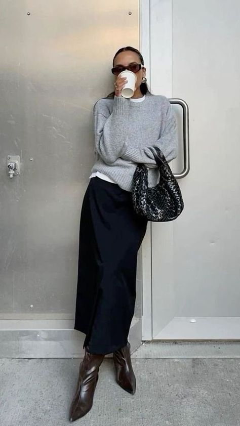 9 Low-Key Outfits We Are Wearing This Month - CLOSS FASHION Skandinavian Fashion, Chique Outfits, Maxi Skirt Outfits, Rock Outfit, Corporate Outfits, Looks Street Style, Outfit Trends, Winter Trends, Mode Inspo