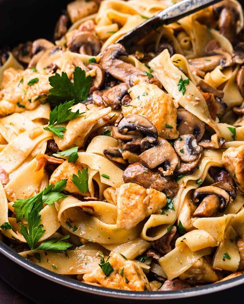 Chicken marsala pasta is a new twist on the old classic! Sauteed mushrooms, prosciutto, and bite-sized chicken breast pieces are tossed with pappardelle noodles in a silky marsala wine sauce and topped with fresh parsley and crispy prosciutto! #pastarecipes #chickenrecipes #chickenmarsala Chicken Marsala Pasta Recipe, Papperdelle Recipes, Parpadelle Recipes, Hearty Pasta Recipes, Chicken Marsala Pasta, Marsala Pasta, Pappardelle Recipe, Sip And Feast, Prosciutto Pasta