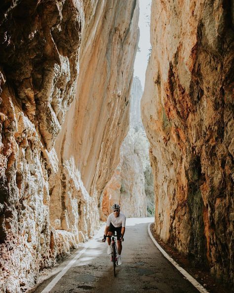 Band of Climbers su Instagram: "Mallorca’s climb of Sa Calobra is special for various reasons, including its race track like corners and switchbacks, it’s full circular…" Forest Camp, Cycling Photography, Gravel Bikes, Bike Photography, Bike Route, Michigan Avenue, Cycling Route, Cycling Art, Bike Trips