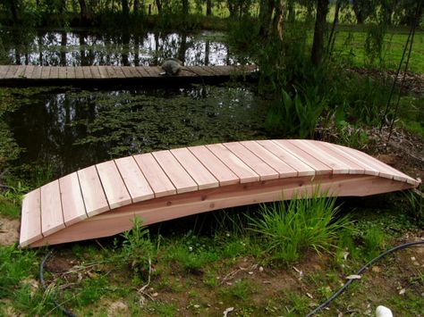 How to build a bridge - good advice to use a length of pvc pipe to bend into the shape of the curve. Garden Bridge Design, Backyard Bridges, Garden Stream, Cedar Garden, Wooden Bridge, Bridge Design, Garden Structures, Wooden Garden, Outdoor Projects