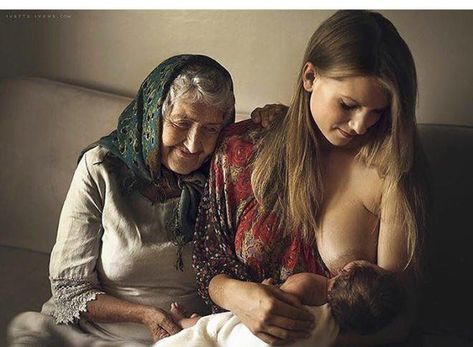 Get inspired by the best breastfeeding pictures of the year that show just how beautiful and empowering women breastfeeding can really be. Nursing Mom Fashion, Mother Feeding Baby, Nursing Photography, Breastfeeding Art, Mother Feeding, Mother Pictures, Nursing Mother, Nursing Mom, Breastfeeding Tips