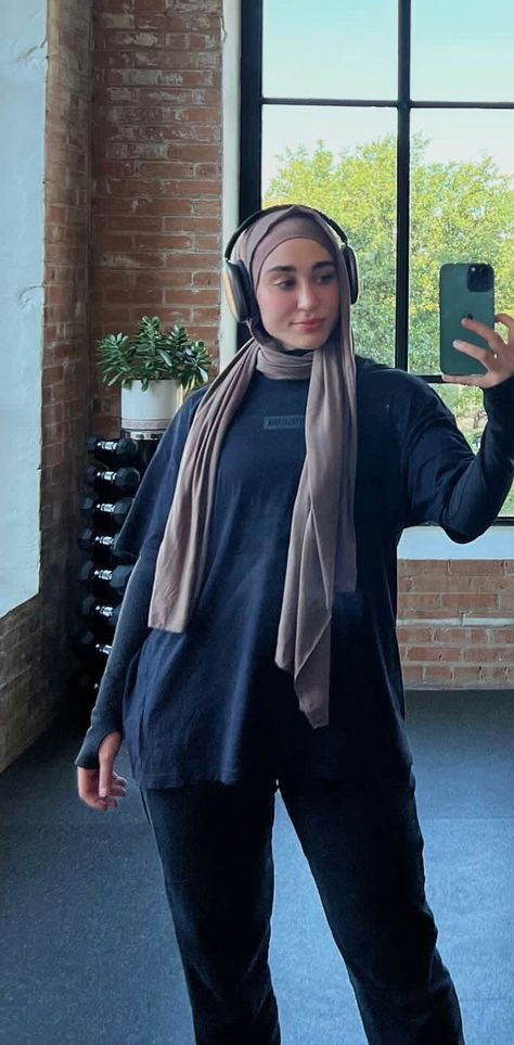 Leana Deeb Outfit, Leana Deeb, Modest Workout Clothes, Modest Workout, Gym Ootd, Hijab Sport, Micro Shorts, Gym Fits, Good Karma