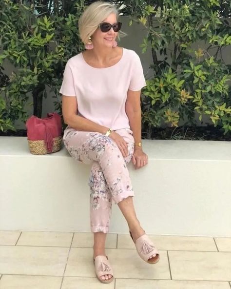 Floral Pants Outfit Summer, Floral Pants Outfit, Mode Ab 50, Stylish Outfits For Women Over 50, Cool Summer Outfits, Over 60 Fashion, Older Women Fashion, Fifty Not Frumpy, 60 Fashion