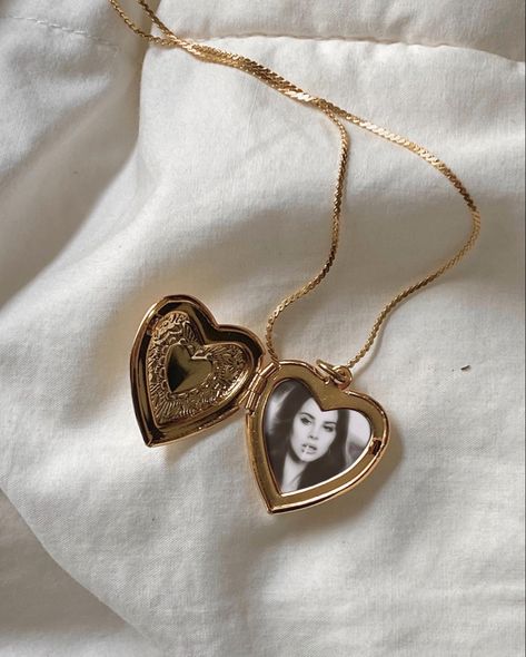 Lana Del Rey Locket Necklace, Lana Del Rey Heart Necklace, Evangelina Core, Lana Del Rey Locket, Lana Del Rey Necklace, Chain Aesthetic, Chains Aesthetic, Aesthetic Jewellery, Pretty When You Cry