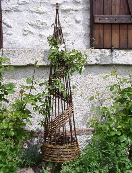 Willow Wigwam, Willow Obelisk, Homemade Trellis, Willow Projects, Willow Sculptures, Garden Trellis Designs, Obelisk Trellis, Diy Garden Trellis, Garden Obelisk