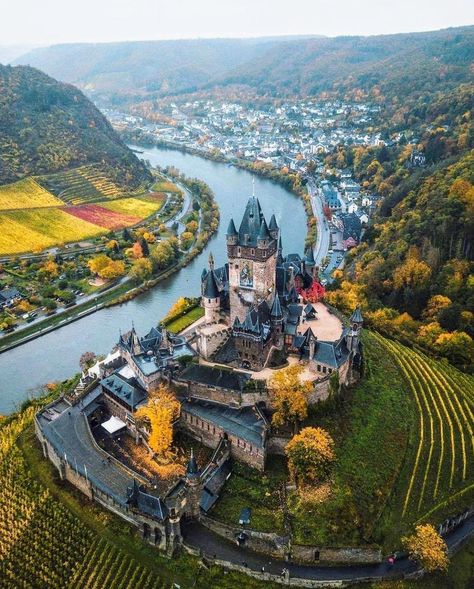 Cochem Castle, Germany 🇩🇪 Castle Germany, Incredible Architecture, Germany Castles, Visit Germany, Rhine River, Medieval Architecture, Fantasy Places, Beautiful Castles, What A Wonderful World