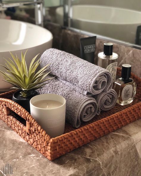 There are simple ways to spruce up your bathroom! Neatly rolled up towels styled with candles and aroma scents really do the trick! Guest Bathroom Towels, Bathroom Fans, Glamour Interiors, Gothic Glamour, Towel Display, Bathroom Counter Decor, Bathroom Towel Decor, Bathroom Baskets, Digital Showers