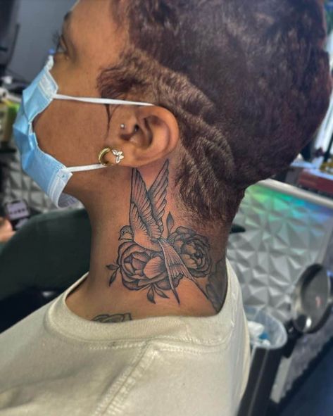 Big Neck Tattoos For Men, Neck Tattoo Women, Best Neck Tattoos, Girl Neck Tattoos, Side Neck Tattoo, Neck Tattoos Women, Back Of Neck Tattoo, Omerta Tattoo, Black Girls With Tattoos