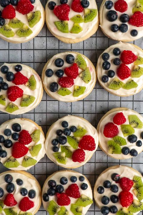 Fruit Pizza Cookies - The Cooking Duo Fruit Pizza Cookies, Fruit Sugar Cookies, Breakfast Dessert Recipes, Pizza Cookies, Fruit Topping, Mini Fruit Pizzas, Fruity Dessert, Coconut Cookies Recipes, Fruit Pizza Sugar Cookie