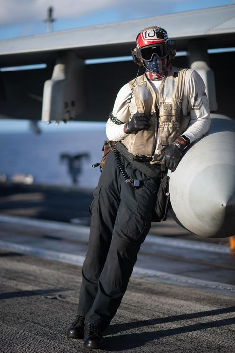 Communication Specialist, Gesture Drawing Poses, Super Hornet, Military Airplane, Navy Aircraft, Military Pictures, Anatomy Poses, Mass Communication, Fighter Pilot