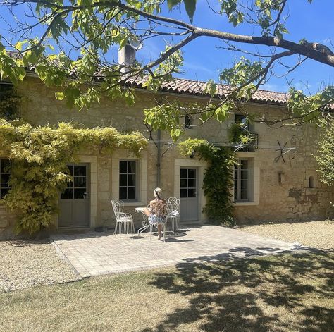 🐋 🎀 𝐼𝓇𝒾𝓈 𝓁𝒶𝓌 🎀 🐋 French Country Houses, French Exterior, Mediterranean Home Decor, Casa Exterior, French Property, Style Cottage, Mediterranean Home, Tuscan Style, Limousin