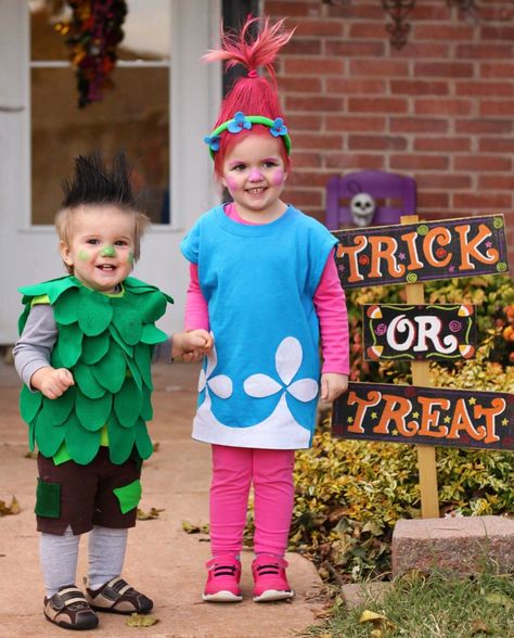 DIY Princess Poppy and Branch from Trolls. Used a tshirt for her dress and hot glued felt for the white design and felt on a head band. Cut some pants for his shorts and hot glued felt on a tshirt for the leaves. I used a small paper plate and kitchen spoon as patterns, nothing fancy! Still cute and fun, they won a costume contest! Princess Poppy Costume, Troll Halloween Costume, Poppy Costume, Mario Und Luigi, Sibling Halloween Costumes, Sibling Costume, Troll Costume, Lilo Und Stitch, Halloween Costumes Ideas