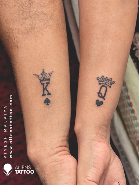 Wedding Anniversary Tattoo, Anniversary Tattoos, Tato Naruto, Couple Wrist Tattoos, Aliens Tattoo, Anniversary Tattoo, Partner Tattoos, Couple Tattoos Unique Meaningful, Best Couple Tattoos