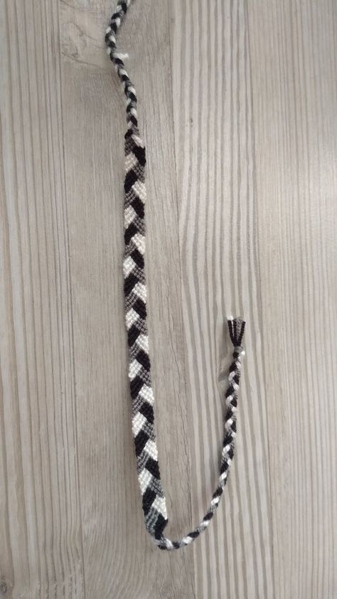 Black And White Friendship Bracelet, Black Friendship Bracelet, Surf Bracelets, String Bracelet Patterns, Ankle Bracelets Diy, Handmade Friendship Bracelets, Diy Jewelry Unique, Thread Bracelets, Diy Bracelet Designs