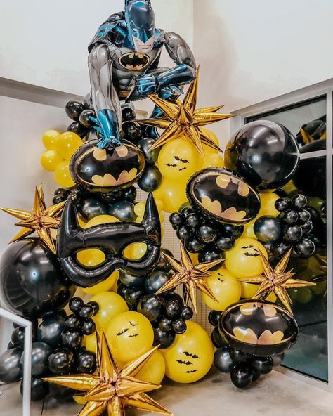 Batman Party Backdrop, Batman Balloons, Batman Birthday Cakes, Balloon Walls, Balloon Theme, Deco Ballon, Creative Party Ideas, Batman Birthday Party, Baby Boy 1st Birthday Party