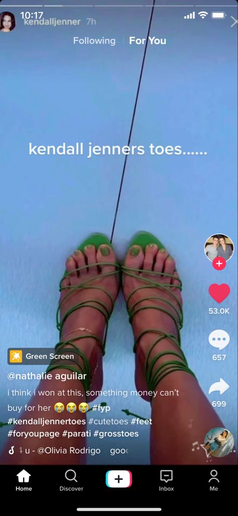 kendall jenner kardashian supermodel feet kendall jenner’s feet green nail polish pedicure green heels Kylie Jenner Green Nails, Kylie Jenner Pedicure, Kendall Jenner Red Nails, Kardashians Nails, Kardashian Nails Kylie, Feet Nails Color, Kendall Jenner Heels, Pedicure Green, Green Pedicure