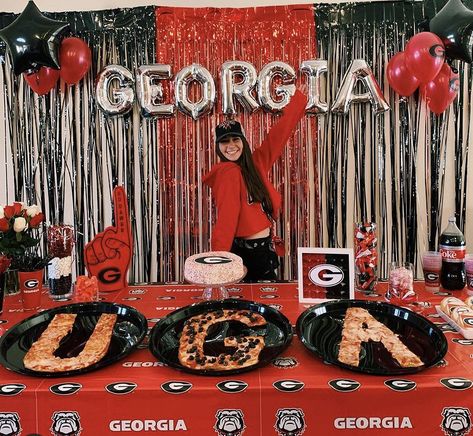 Georgia Bulldog Birthday Party Ideas, Georgia Bulldogs Birthday Party, Georgia Bulldog Birthday Party, Uga Party Ideas, Uga Birthday Party Decorations, Uga Party Decorations, Uga Grad Party, Georgia Bulldog Party, Grad Tables