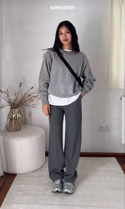 Gray Sneakers Outfit, Simple Autumn Outfits, Gray Pants Outfit, Gray Sweater Outfit, Grey Trousers Outfit, Outfit Trabajo, Love Outfits, Grey Pants Outfit, Grey Sweater Outfit