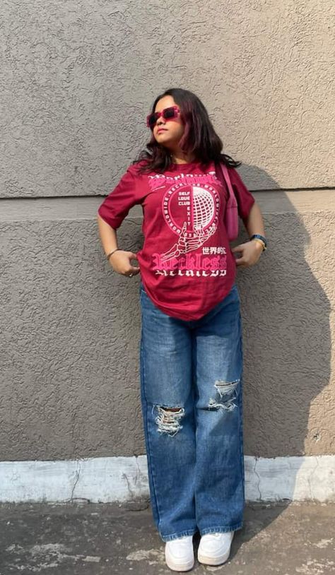 Jeans Tshirt Poses For Women, Tshirts For Women Casual Summer Outfits, Jeans Tshirt Photoshoot Poses, Tshirt Poses Photo Ideas, Tshirt And Jeans Photoshoot Ideas, Jeans T Shirt Photo Pose, Long Tee Outfit, Cute Outfit Aesthetics, Indowestern Gowns