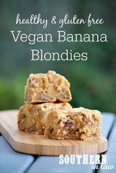 This Healthy Vegan Banana Blondie Recipe is SO easy to make and absolutely delicious. With all the texture of blondies and all the flavour of banana bread, these are a must try and are also low fat, gluten free, dairy free, egg free, refined sugar free and can be nut free too! Banana Cookie Recipes, Vegan Banana Cookies, Banana Blondies, Blondie Recipe, Blondies Recipe, Desserts Vegan, Gluten Free Banana, Healthy Banana, Vegan And Gluten Free