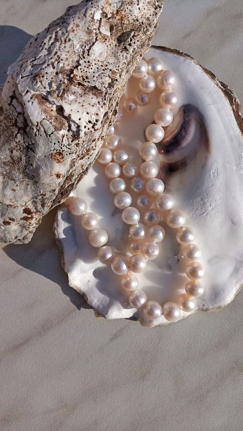 Pearls Aesthetic, Pearl Jewelery, Pearl Aesthetic, Pearls Photography, Pearl Wallpaper, Aphrodite Aesthetic, Pearl Beach, Pearl Jewels, Mermaid Aesthetic