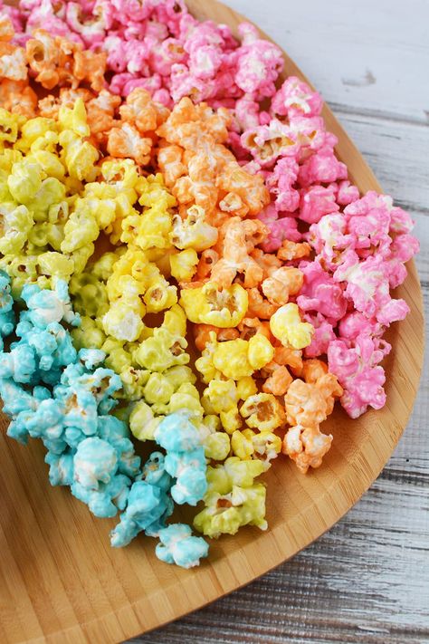 Coloured Popcorn, Colorful Popcorn, Unicorn Popcorn, Rainbow Party Food, Unicorn Birthday Party Ideas, Rainbow Popcorn, Colored Popcorn, Rainbow Desserts, Popcorn Mix