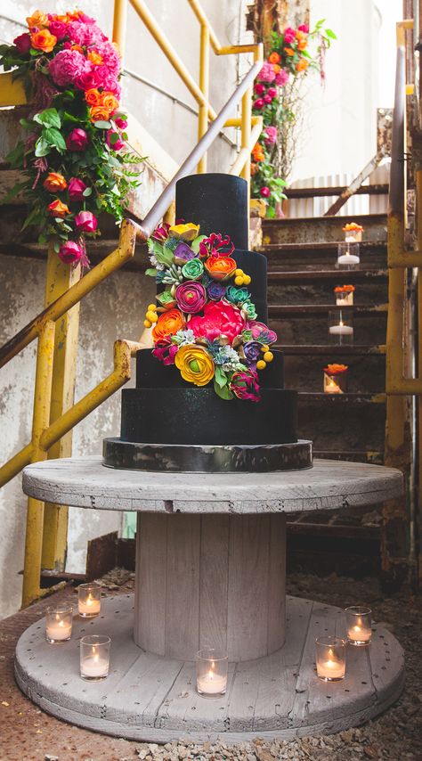 Gaun Abad Pertengahan, Colorful Wedding Cakes, Black Cake, Black Wedding Cakes, Fiesta Wedding, Mexican Theme, Floral Wedding Cake, Mexican Party Theme, Boda Mexicana