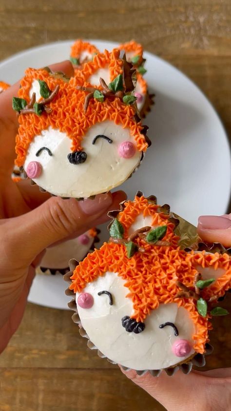 Fox Cupcakes Ideas, Fox Cake Decorating Ideas, Fox Shaped Food, Cute Animal Cakes Easy, Decorating With Chocolate Frosting, Fox Cupcake Cakes Pull Apart, Fox Party Decorations, Fox Cupcakes Easy, Fun Fall Cupcakes