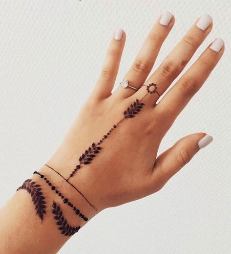 Mehndi Arabic, Small Henna Designs, Henna Designs Back, Hand Mehndi Designs, Henna Style Tattoos, Mehndi Designs Simple, Back Hand Mehndi, Henna Inspired Tattoos, Designs Mehndi