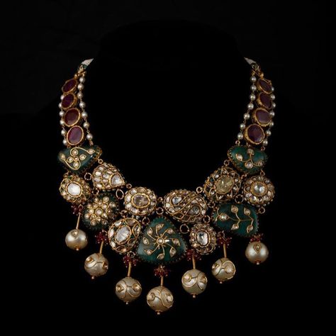 Meena Jewellery, Mughal Jewelry, Vintage Indian Jewelry, Bridal Jewelry Vintage, Bride Outfits, Antique Jewellery Designs, Jewelry Designing, Heritage Jewellery, Jewelry Set Design