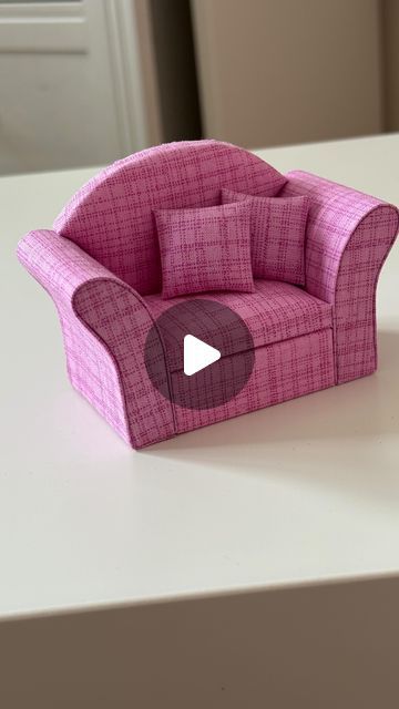 Barbie Furniture Diy Homemade, Mini Furniture Diy, Miniature Crafts Diy, Doll Furniture Plans, Doll Furniture Tutorial, Diy Barbie Furniture Easy, Barbie House Furniture, Kids Doll House, Mini Sofa