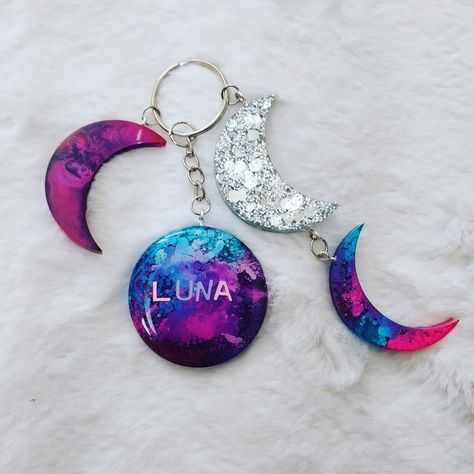 Diy Bag Charm, Custom Keychains, Resin Crafts Tutorial, Galaxy Theme, Diy Resin Crafts, Alcohol Ink Art, Custom Keychain, Uv Resin, Resin Diy