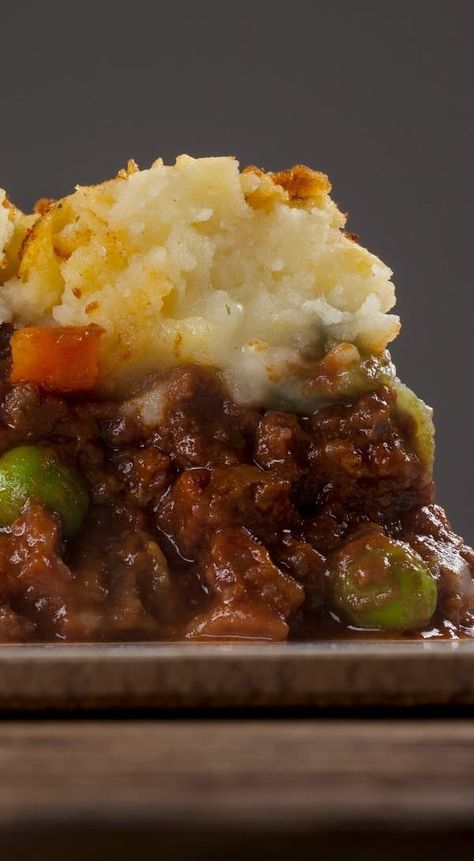 Slow Cooker Shepherds Pie Recipe via @slavabondarev Slow Cooker Shepards Pie Ground Beef, Crockpot Sheppard’s Pie, Slow Cooker Shepherd's Pie, Slow Cooker Shepards Pie, Shepherds Pie Recipe Crockpot, Crockpot Pie, Shepherd Pies, Sheppards Pie Recipe, Sheppard Pie