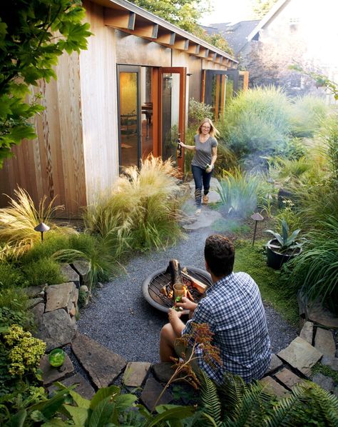 Backyard Artist Studio, Moderne Have, A Small House, Pergola Garden, Backyard Sheds, Backyard Shed, Cottage Gardens, Garden Types, Backyard Retreat