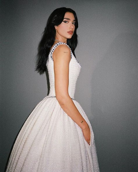 ❦ on Twitter: "dua lipa in chanel fall/winter 1992 couture https://t.co/gPCxJkFiqS" / Twitter Dua Lipa Met Gala, Met Gala Outfits, Met Gala Dresses, Gala Dresses, Dua Lipa, Famous Women, Hollywood Celebrities, Hungary, Editorial Fashion