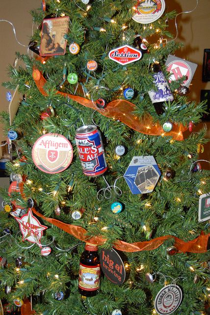 Man Cave Christmas Tree, Beer Christmas Decorations, Beer Themed Christmas Tree, Beer Christmas Tree, Christmas Tree Festival, Beer Christmas, Casa Club, Ultimate Man Cave, Beer Cap