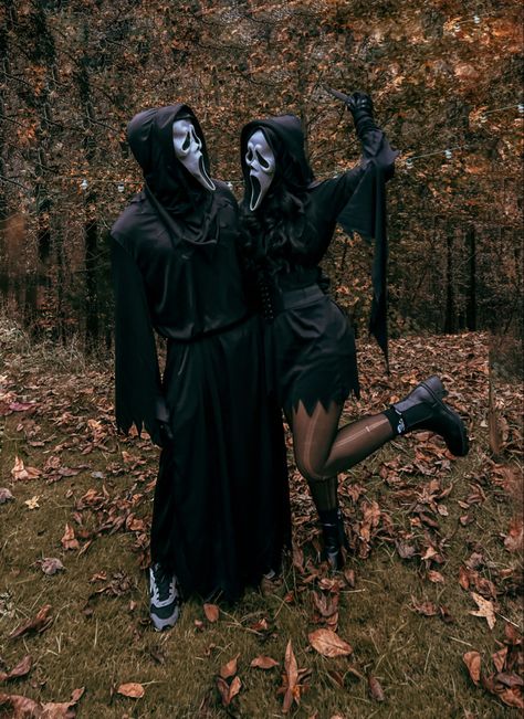 Ghostface couple costume Ghostface Costume Women, Demon Halloween Costume, Ghostface Costume, Spooky Shoot, Diy Pumpkin Carving, Spooky Photoshoot, Devils Night, Halloween Photography, Cute Couple Halloween Costumes