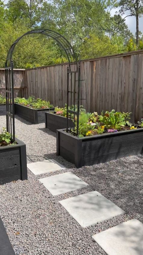 Planter Boxes Backyard, Steel Arbor Garden, Modern Raised Bed Garden, Small Veggie Garden Layout, Co Planting Vegetable Garden, Side Vegetable Garden, Corner Vegetable Garden, Vego Garden Layouts, Vegtable Garden Ideas