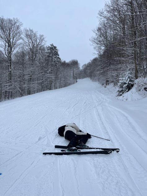 #skiing #skiingoutfit #fail #cutepics #snowboarding #winter #funny Funny Skiing Pictures, Skiing Fails, Skiing Pics, Skiing Funny, Ski Girls, Winter Core, Ski Pics, Skiing Humor, Ski Trip Outfit