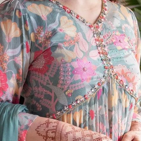 Hand Embroidery On Printed Kurti, Embroidery On Printed Kurti, Neck Reference, Daman Design, Beginner Henna, Kurtis Designs, Embroidery Dresses, Beginner Henna Designs, New Saree Blouse Designs