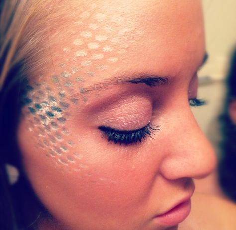 Mermaid scales  Halloween makeup Fish Scale Makeup, Scales Makeup, Scale Makeup, Siren Makeup, Wonderland Outfit, Epic Halloween Costumes, Fish Makeup, Monster Makeup, Special Makeup