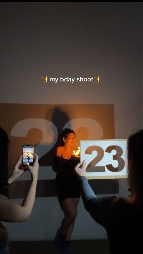 22 Bday Ideas Photo Shoot, Birthday Pic Ideas For Women, Birthday Shadow Photoshoot, Simple Background Photoshoot, Birthday Photoshoot Ideas Shadow, Number Shadow Photoshoot Birthday, Cute Birthday Pics For Instagram, Birthday Photoshoot Brown Background, Diy Birthday Pictures Photo Shoots