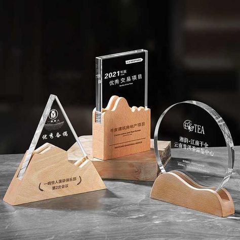 Momento Ideas For Farewell, Acrylic Award Plaque Design, Trophy Award Design, Acrylic Trophy Design Ideas, Plaque Design Ideas, Thropy Design, Trophy Design Ideas, Award Plaque Design, Glass Trophy