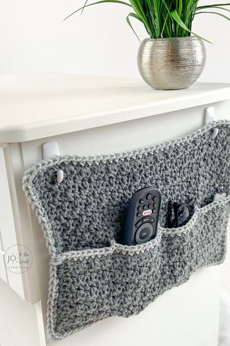 Running out of space on your night table? This easy, fast, free pattern (perfect for beginners) for a hanging remote caddy is a terrific storage idea. This organizer will hold your glasses, phones, pens, notepads and TV remote controls and keep your room organized and decluttered! And it makes a terrific crochet gift idea for men, women and friends.   For more crochet gift ideas, follow me! Crochet Gift Ideas, Crochet Organizer, Remote Control Holder, Remote Holder, Crochet Storage, Quick Crochet Patterns, Diy Magazine, Crochet Gift, Easy Stitch