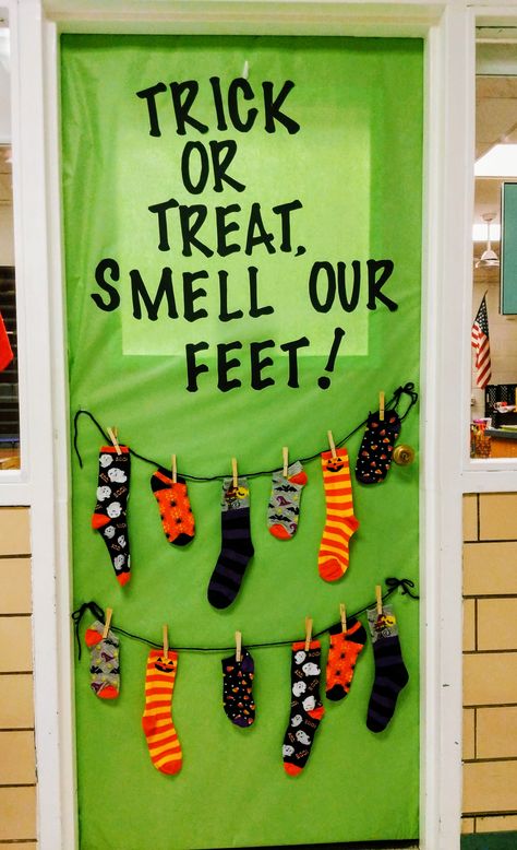 Halloween Door Decorations Classroom, Porta Halloween, Halloween Decoration Party, Halloween Ideias, Diy Halloween Door Decorations, Nail Designs Halloween, Halloween Classroom Door, Pfp Halloween, Halloween Tattoo Ideas