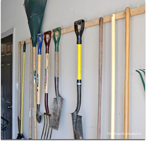 How to store your garden tools. The best, and cheapest, method for storing your garden tools. Garage organization. Tools In Garage, Clean Garden Tools, Garden Tool Box, Storing Garden Tools, Garden Tool Rack, Storage Shed Organization, Best Garden Tools, Tool Hangers, Garden Tool Organization