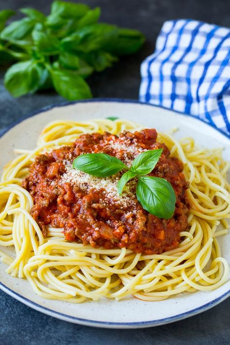 Pasta bolognese with spaghetti tossed in the most delicious homemade meat sauce. Pizza Recipes Videos, Pizza Recipes Vegetarian, Cheese Pizza Recipes, Recipe With Fresh Tomatoes, Slow Cooker Bolognese Sauce, Slow Cooker Bolognese, Spaghetti Recipes Easy, Homemade Meat Sauce, Delicious Pizza Recipes