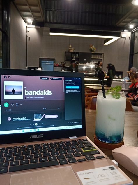 pap minuman cafe depan laptop Pap Lagi Di Cafe, Pap Laptop Aesthetic, Cafe Pap, Pap Laptop, Cafe Laptop, Laptop Aesthetic, Billionaire Life, Pap Random, Asus Laptop